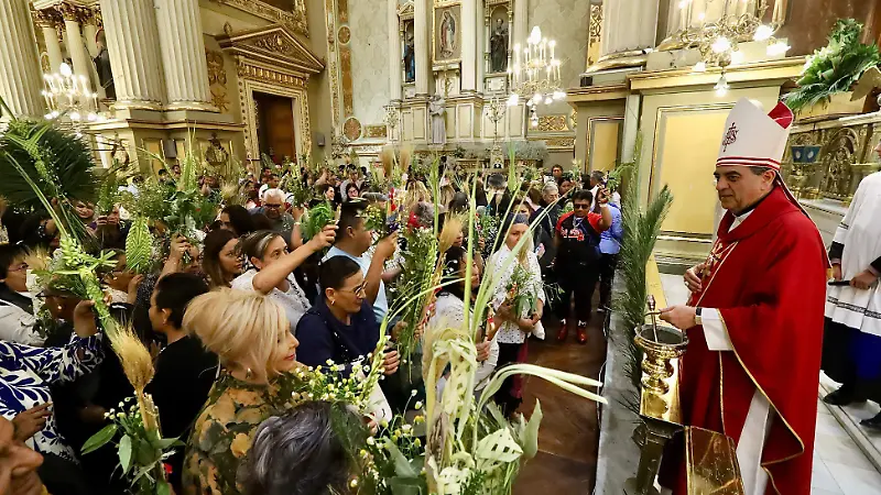 Feligreses conmemoran el Domingo de Ramos con procesión y misa en Catedral